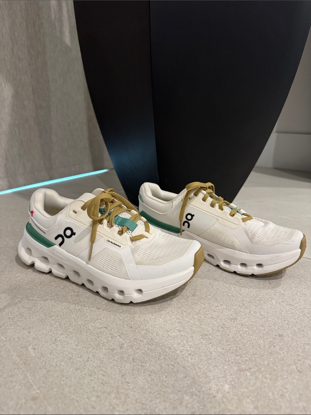 Women’s On Running Cloudrunner 2 Green White Sneakers size 6.5 - Picture 2 of 9